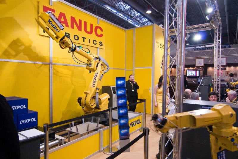 Na stoisku Fanuc Robotics oraz innych stoiskach oglądać można szereg działających robotów przemysłowych 