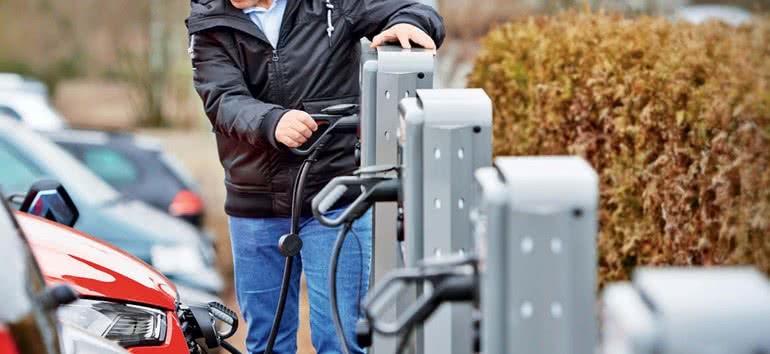 Monitorowanie prądów upływu w stacjach ładowania pojazdów elektrycznych 