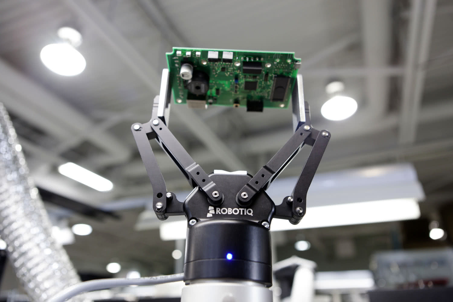 Coraz więcej robotów w produkcji elektroniki 