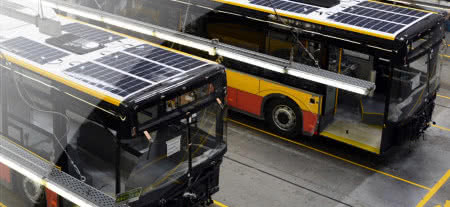 Na warszawskie ulice wyjadą Solarisy z solarnymi panelami 