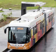 Autobus TOSA - dokowanie pod wiatą przystankową