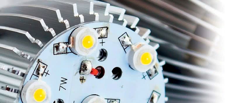 Sterowanie diodami LED w układach oświetleniowych 