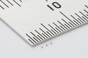 Kondensator MLCC o rekordowej pojemności 4,3 µF/100 V w obudowie o powierzchni 0,4 x 0,2 mm