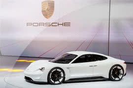Porsche rywalizuje z Teslą w dziedzinie elektrycznych samochodów 