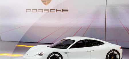 Porsche rywalizuje z Teslą w dziedzinie elektrycznych samochodów 