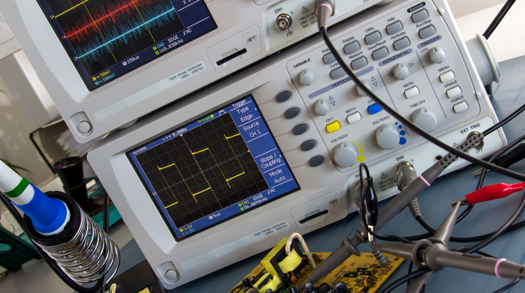 Ultra-niskoszumowy wzmacniacz na pasmo 2...18 GHz