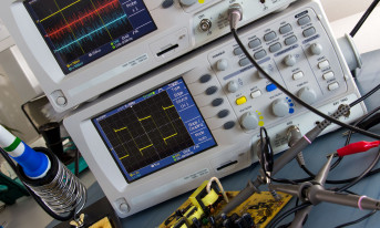 Ultra-niskoszumowy wzmacniacz na pasmo 2...18 GHz
