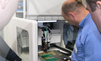 Pokaz technologiczny - dozowanie płynów w przemyśle elektronicznym