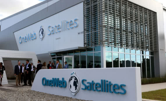 SoftBank odpisuje 380 mln funtów z inwestycji w biznes satelitarny 