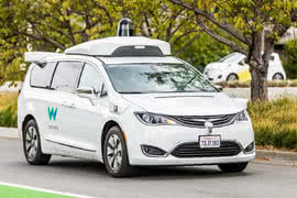 Waymo pierwszą firmą mającą kalifornijską zgodę na testy autonomicznych samochodów bez kierowcy w kabinie 