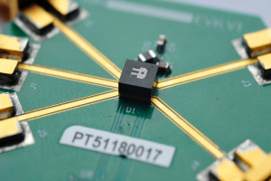 Przełącznik SP4T dużej mocy na pasmo DC...18 GHz