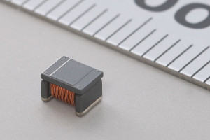 Specjalizowane cewki indukcyjne SMD do interfejsów samochodowych Power Over Coax (PoC)