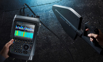Przenośny odbiornik monitorujący na pasmo 8 kHz…18 GHz