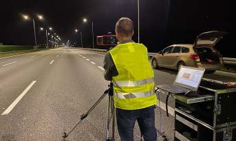 Pomiary rozkładu luminancji oświetlonego odcinka drogi zgodnie z aktualnymi przepisami z wykorzystaniem matrycowego miernika luminancji.