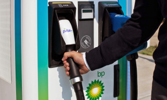 BP zainwestuje miliard funtów w brytyjską sieć ładowania pojazdów elektrycznych