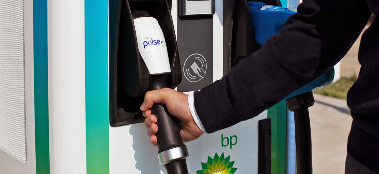 BP zainwestuje miliard funtów w brytyjską sieć ładowania pojazdów elektrycznych 