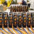 Nowoczesne rozwiązania kablowe, konfekcjonowane przewody readycable i systemy readychain oferowane przez firmę igus 