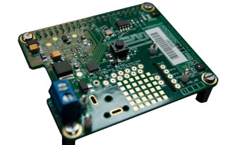Nakładka HAT do Raspberry Pi z zaawansowanym koderem-dekoderem audio CMX655D