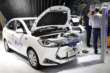 W ubiegłym roku Chińczycy kupili blisko 1,3 mln samochodów z silnikami elektrycznymi 