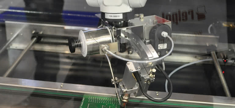 Roboty przemysłowe coraz mocniej zmieniają produkcję elektroniki 