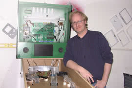 Ben Heck współpracuje ze swoim alter ego Jeri Ellsworthem w budowie zręcznościowego bilardu na element14 