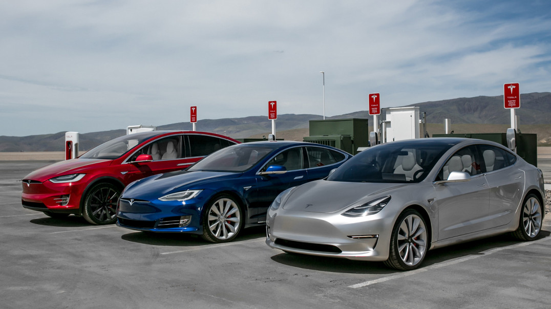 Tesla zwalnia setki pracowników