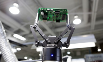 Coraz więcej robotów w produkcji elektroniki