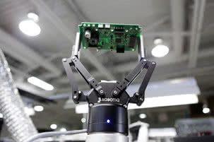 Coraz więcej robotów w produkcji elektroniki 