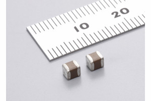 Miniaturowy kondensator MLCC o pojemności 15 nF i napięciu znamionowym 1,25 kV