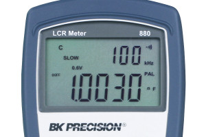 Ręczny miernik LCR o paśmie 100 kHz i parametrach porównywalnych z miernikami stołowymi