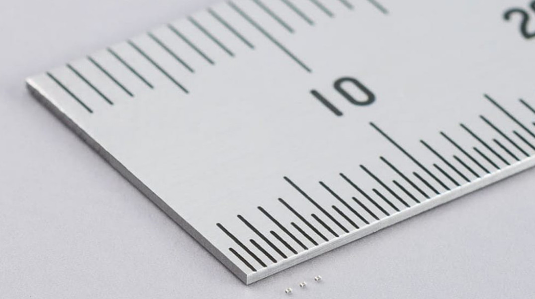 Seria kondensatorów MLCC w obudowach 008004 (0,25 x 0,125 mm)