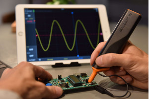 Oscyloskop 30 MHz/200 MSps wielkości sondy pomiarowej z komunikacją przez WiFi