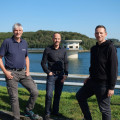 Falk Schröter, Roberto Usai i Thomas Geiz przed stacją uzdatniania wody zakładów wodociągowych Rhein-Wupper 