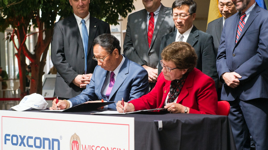 Foxconn zainwestuje 100 mln dolarów w badania inżynieryjne na uniwersytecie Madison