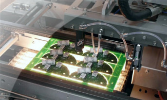 Nowa maszyna do lutowania na fali z tunelem azotowym wynikiem partnerstwa Vitronics Soltec i EPM