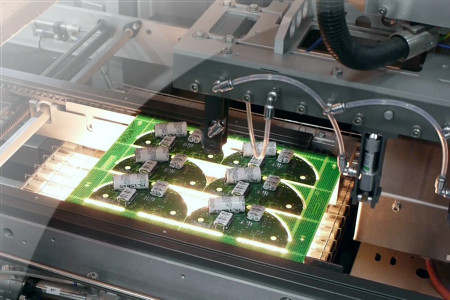Nowa maszyna do lutowania na fali z tunelem azotowym wynikiem partnerstwa Vitronics Soltec i EPM