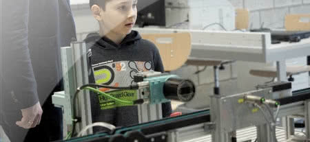 8-letni student mechatroniki stara się o wsparcie 