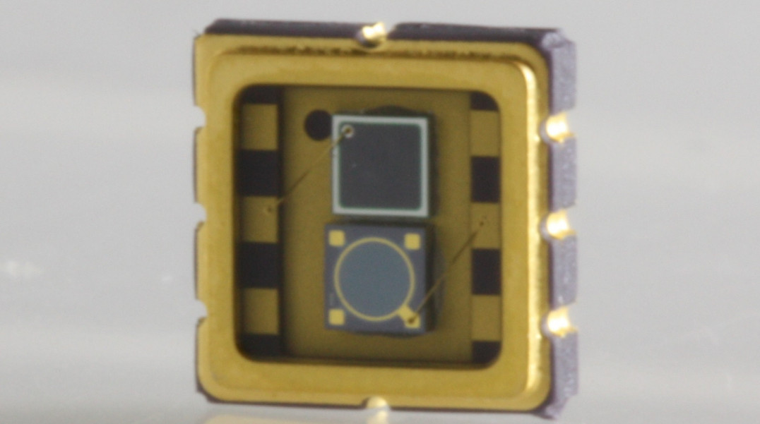 Fotodetektory hybrydowe Si-InGaAs na zakres długości fali od 250 do 1750 nm