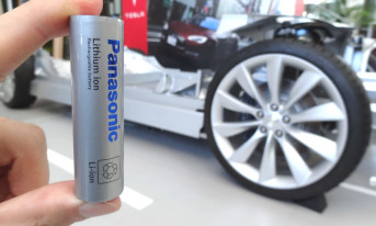 Tesla i Panasonic zawarły trzyletnią umowę dotyczącą baterii