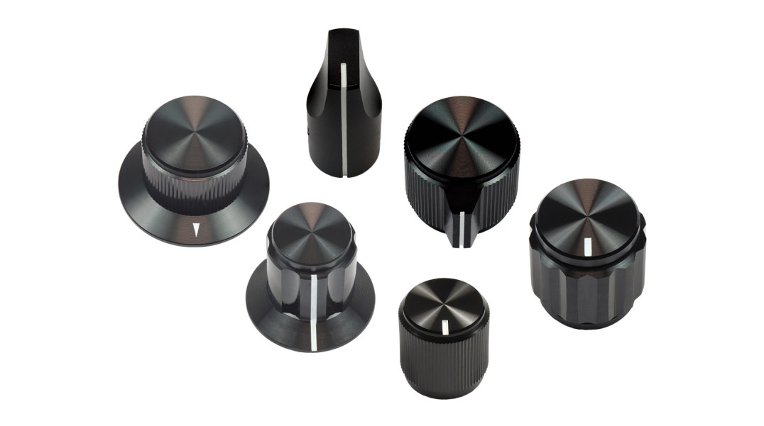 Plastikowe i metalowe pokrętła kontrolne, zapewniające pewny chwyt gołą ręką i w rękawicach