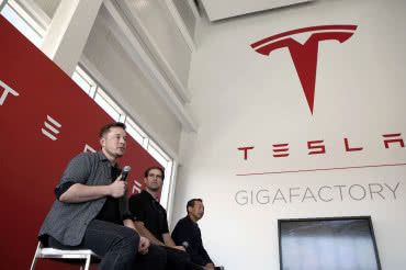 Tesla i Panasonic szukają wzrostu wydajności przed nowymi inwestycjami w baterie 