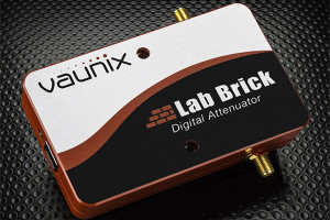 Tłumik laboratoryjny na pasmo 200...6000 MHz o tłumieniu regulowanym co 0,1 dB
