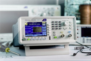 Tani generator AWG o 14-bitowej rozdzielczości pionowej i szybkości próbkowania 300 MSps