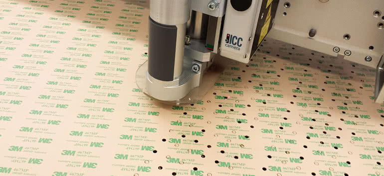 Dział konwertingu taśm firmy Semicon zainstalował laserowy ploter tnący 