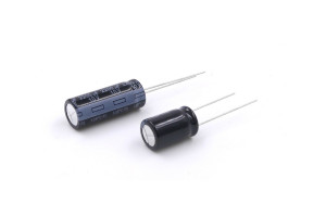 Miniaturowe kondensatory elektrolityczne 27 µF do 10.000 µF o małej rezystancji ESR