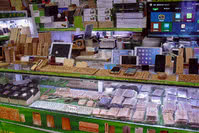 Używana elektronika jest chętnie sprzedawana na targowiskach w krajach azjatyckich