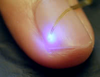 Mikrodiody LED drukowane na końcu ostrza cienkiej, elastycznej taśmy z tworzywa sztucznego