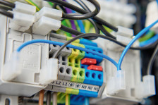 Łączenie przewodów elektrycznych - przegląd dostępnych technologii zacisków