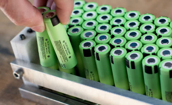 Ceny akumulatorów li-ion spadną do 100 dolarów za kWh 