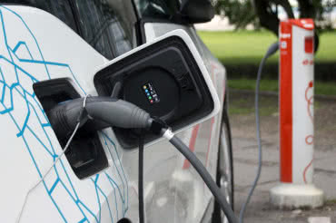 Rosnące koszty akumulatorów nie zmniejszają sprzedaży pojazdów elektrycznych 